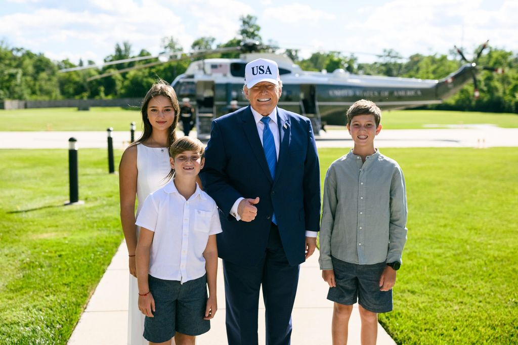 Los tres hijos de Ivanka Trump y Jared Kushner con su abuelo Donald Trump