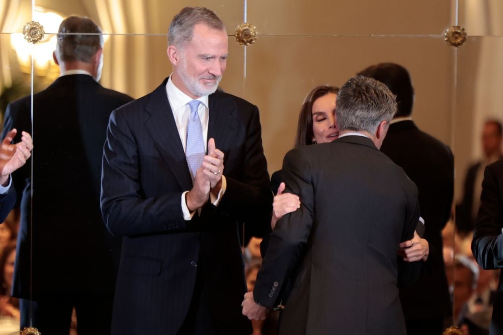 Plano medio de los reyes otorgando el premio a Carlos Franganillo