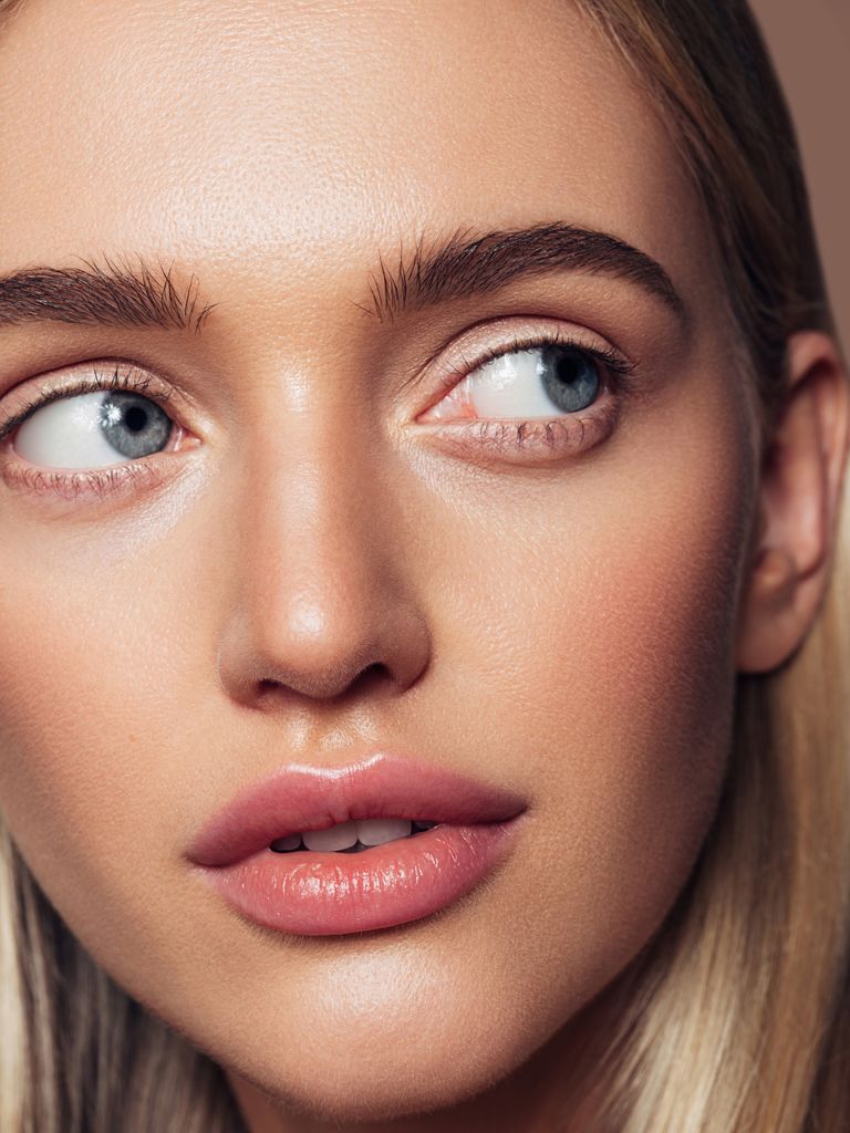 Primer plano mujer rubia ojos azules