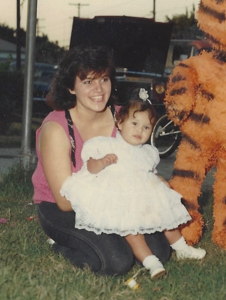 Chiquis con su mamá, Jenni Rivera, en una foto de hace muchos años.