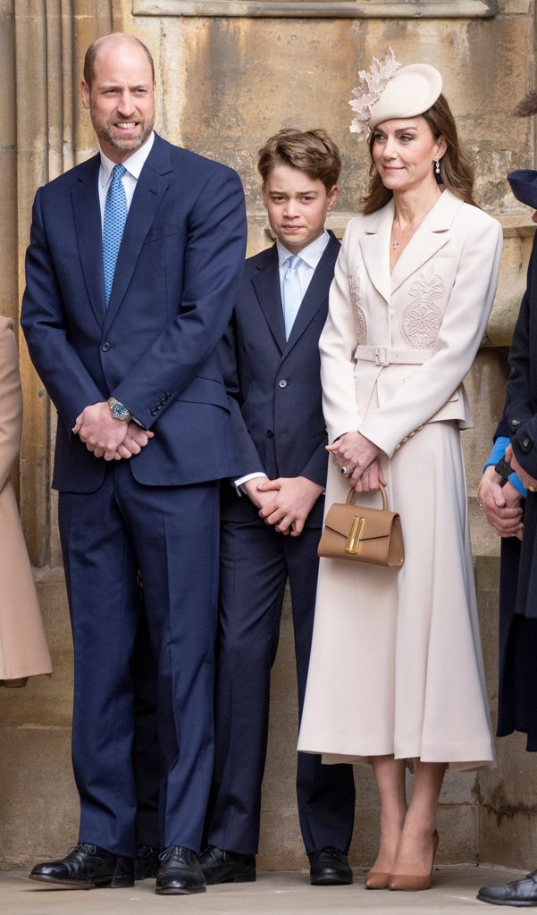 El príncipe Willia y la princesa Kate con su hijo George en la Capilla de San Jorge, en Windsor.
