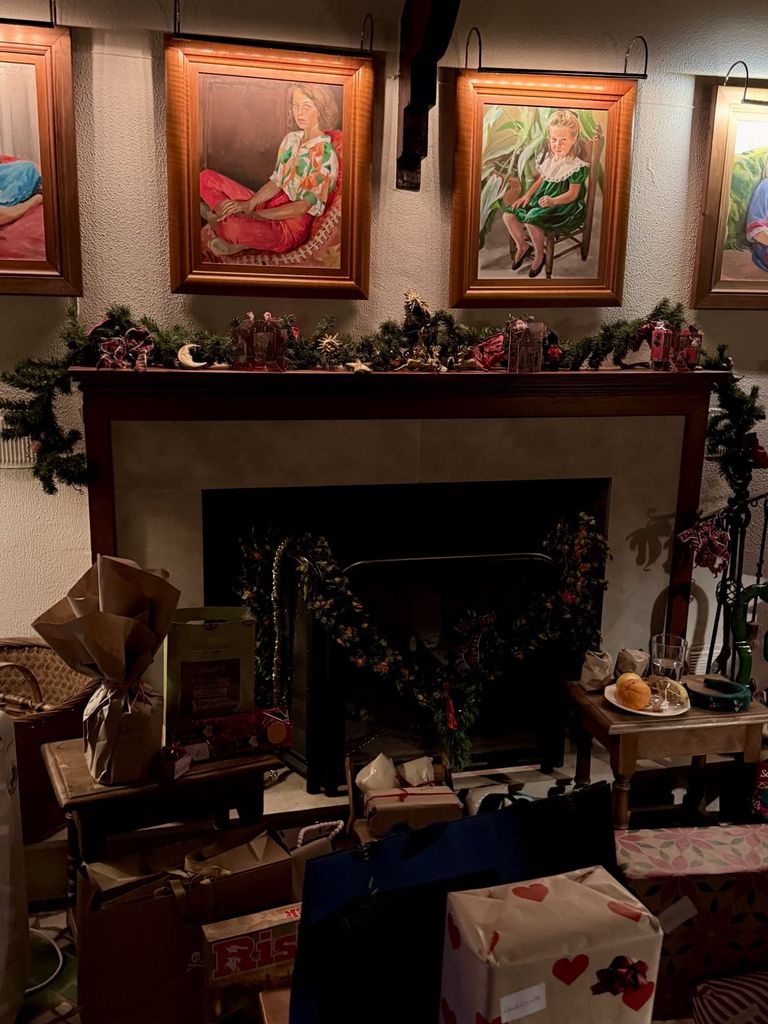 La calidez de la chimenea rodeada por una apasionante galería de arte