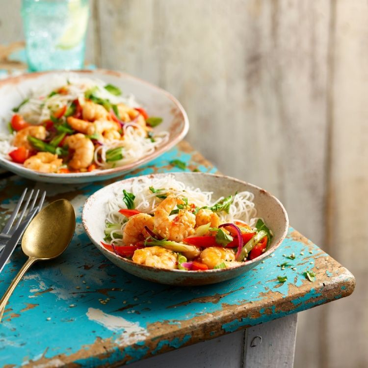 Salteado de gambas y verduras con 'noodles' de arroz