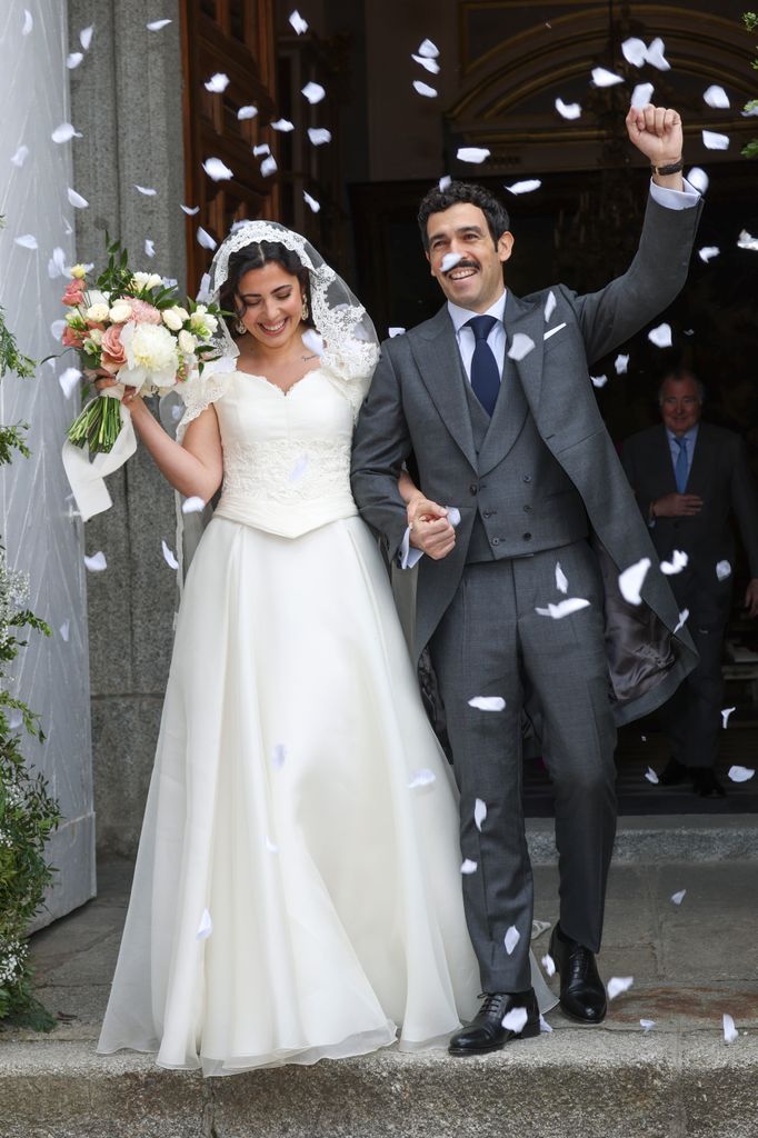 Marta García Obregón y Iago Alvarez, a la salida de su boda