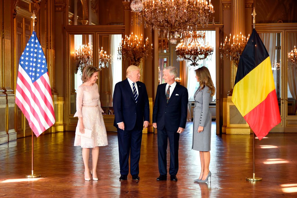 Plano entero de Donald y Melania Trump con Felipe y Matilde de Bélgica en una visita
