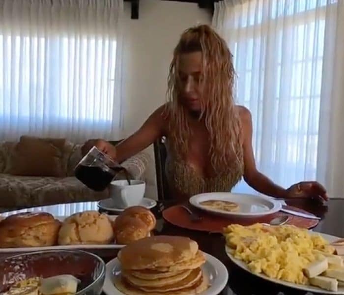 El primer desayuno de Valeria Marini 