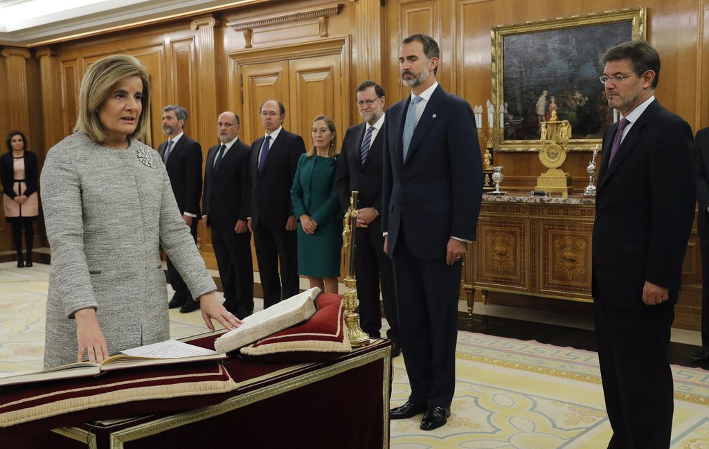 La exministra de Empleo y Seguridad Social, Fátima Báñez, mientras Mariano Rajoy y 13 ministros de su nuevo gobierno juraban sus cargos en una ceremonia ante la presencia del rey Felipe de España en el Palacio de la Zarzuela el 4 de noviembre de 2016 en Madrid, España