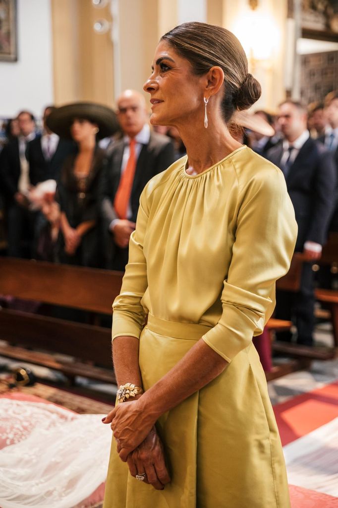 Madrina con look verde lima de Antonio García boda en sevilla