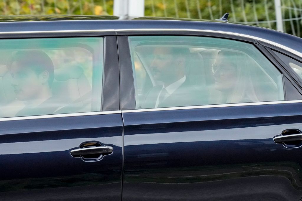 Haakon y Mette-Marit de Noruega saliendo del hospital tras conocerse la muerte del rey Harald