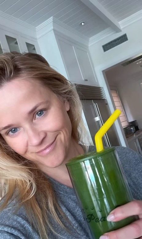 Reese Witherspoon se hace un selfie con su batido verde