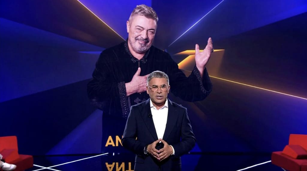 Jorge Javier Vazquez con una imagen de Antonio Canales en una de las galas de GH Duo 4