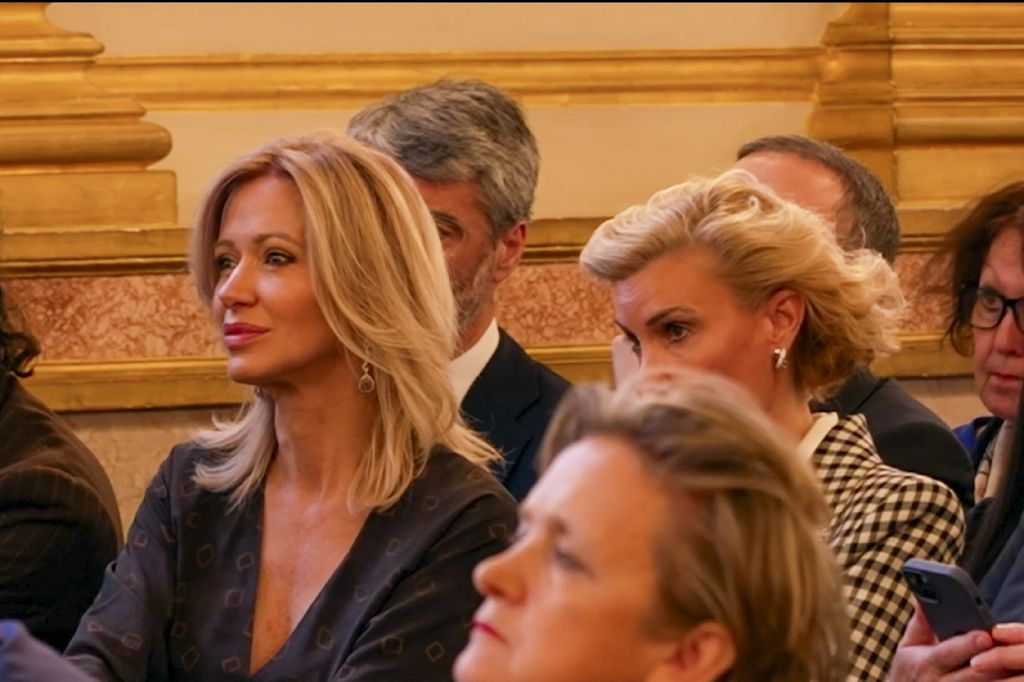 María Zurita sentada junto a la periodista Susanna Griso