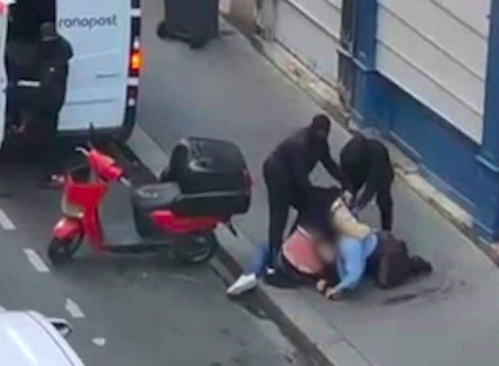Uno de los agresores rocía gas pimienta sobre el padre del niño mientras forcejea para proteger a su familia