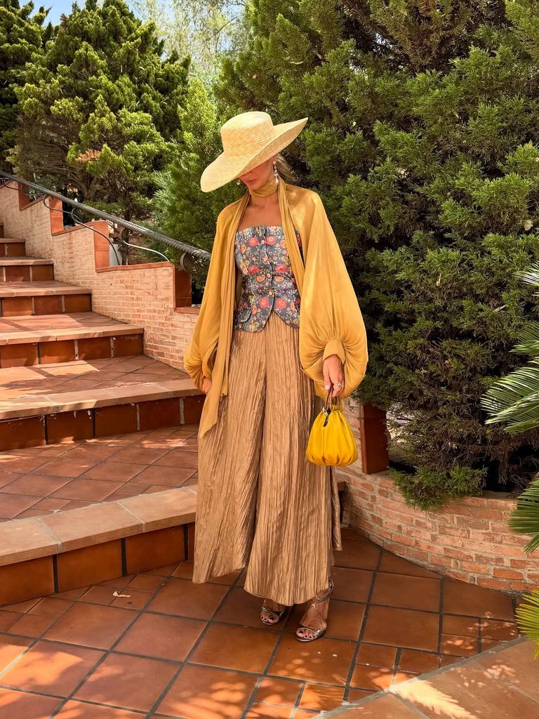 Look de invitada con chaqueta abullonada