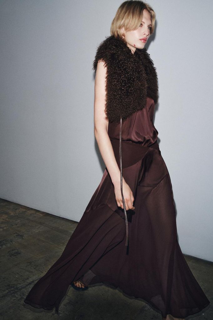 Vestido de boda de invierno de Zara para invitadas de estilo lencero