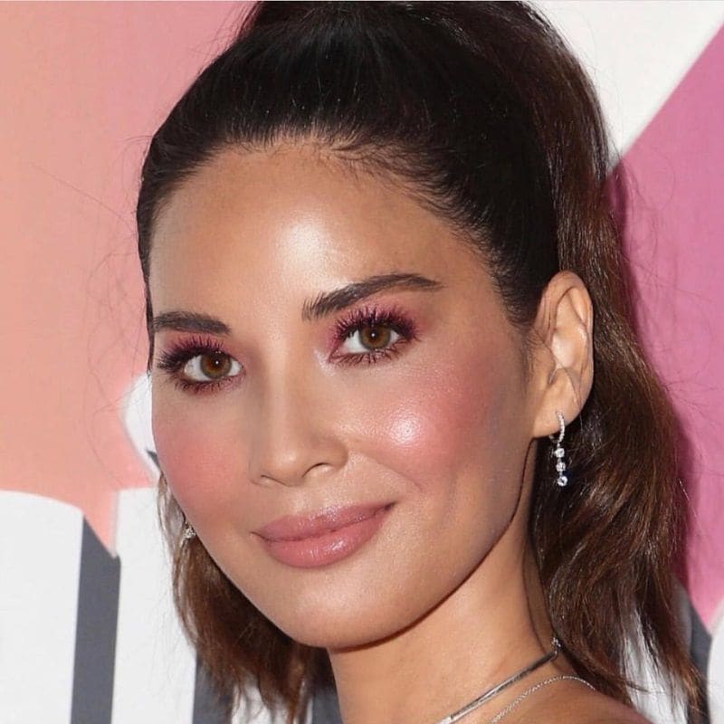 Olivia Munn con maquillaje rosa