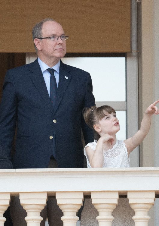 Los gestos más simpáticos de Jacques y Gabriella de Mónaco junto a sus padres en la Noche de San Juan