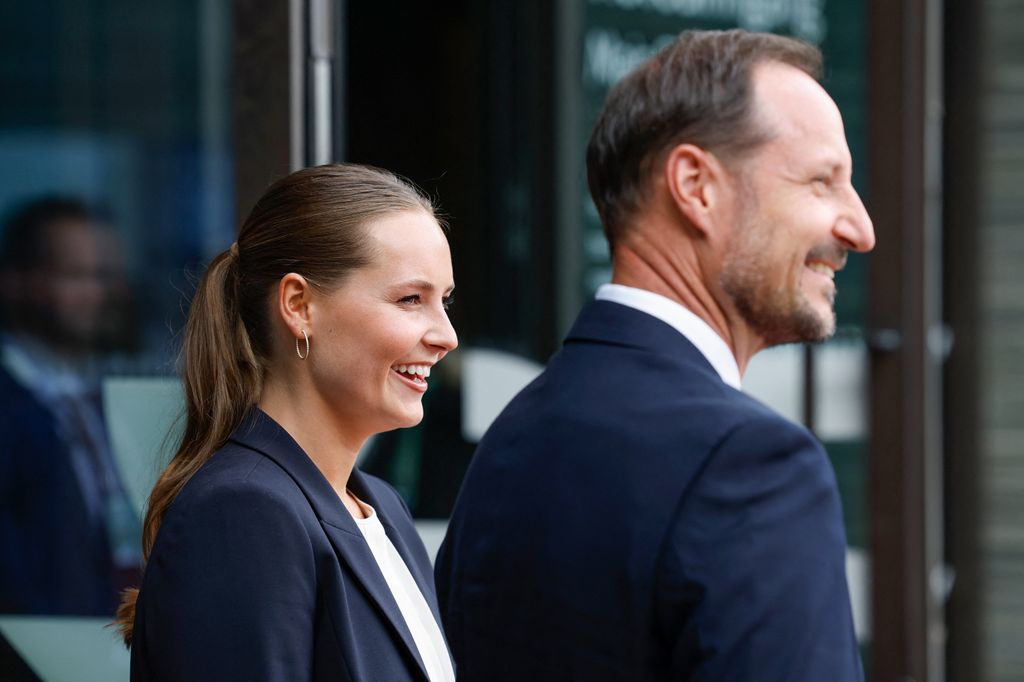 El príncipe Haakon de Noruega y su hija Ingrid