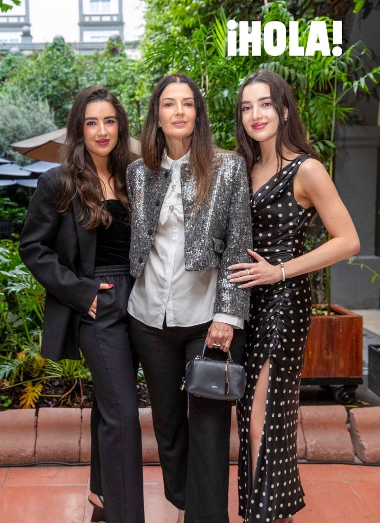 En el centro, la modelo y experta en moda Aline Bortoloti. A los lados, sus hijas las creadoras de contenido Constanza y Paulina Magallanes