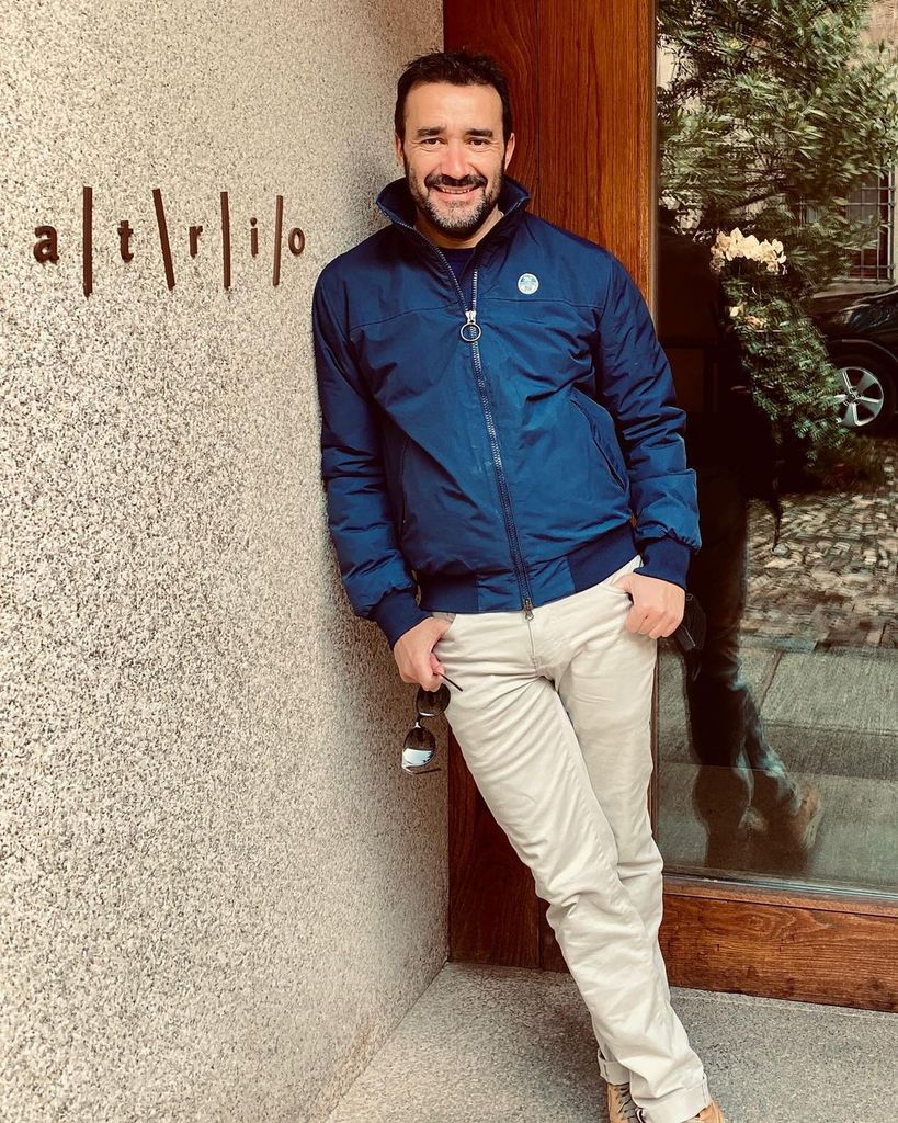 Plano entero de Juanma Castaño posando en el restaurante Atrio