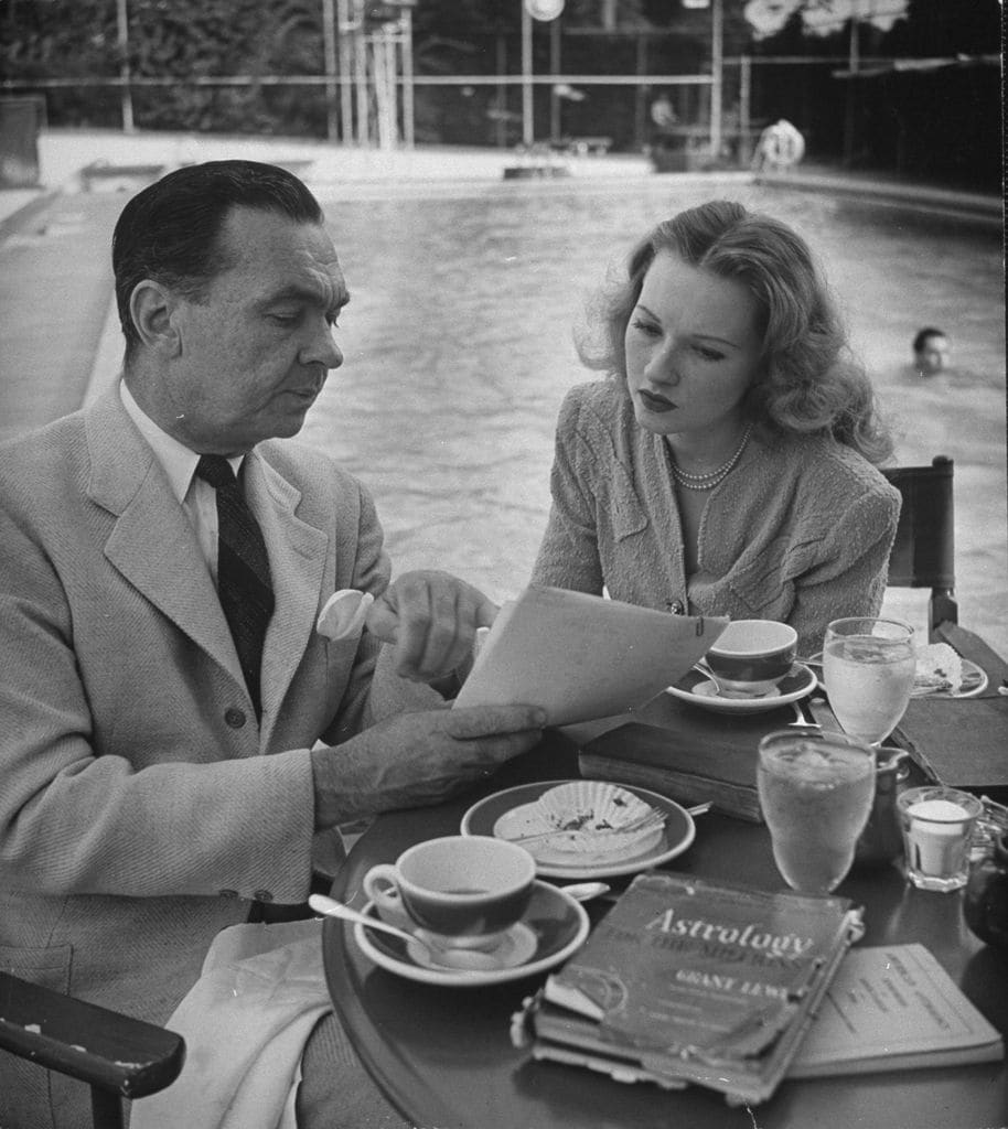 El 'astrólogo de las estrellas' Carroll Righter con la actriz Susanna Foster, en los años cuarenta