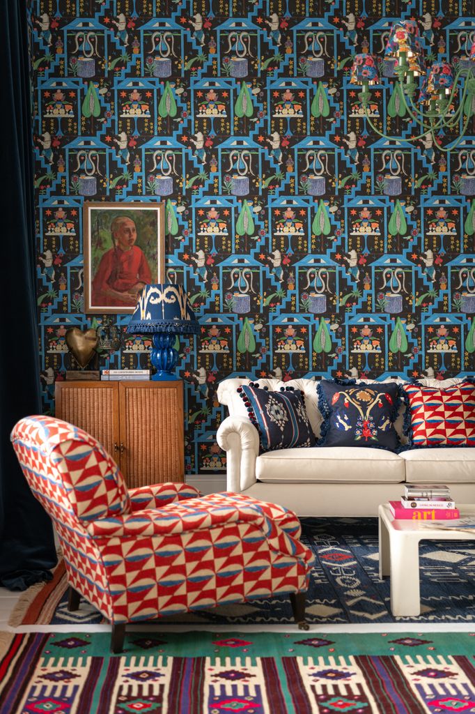 Salón con butaca tapizada con tela estampada roja