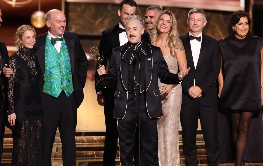Alan Cumming y parte del equipo de 'Traitors' en los Premios Emmy 2025