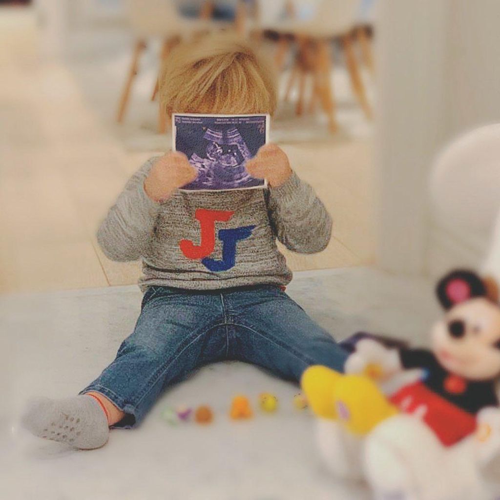 Manuelito, hijo de Anahí, posa con una ecografía de su nuevo hermanito