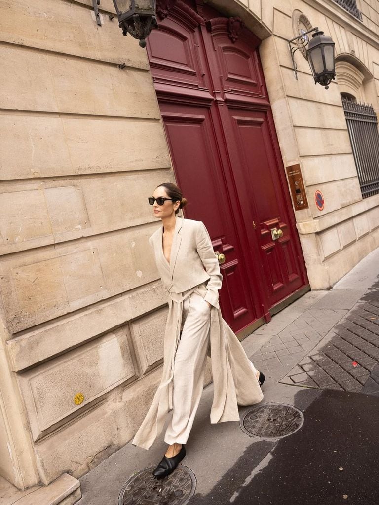 Eugenia silva con un traje beige