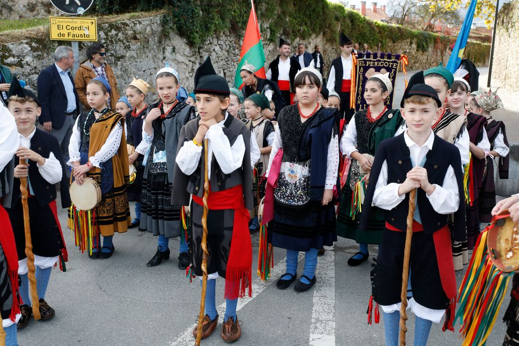 Pequeños y mayores de Llanes esperan la llegada de los Reyes y de sus hijas