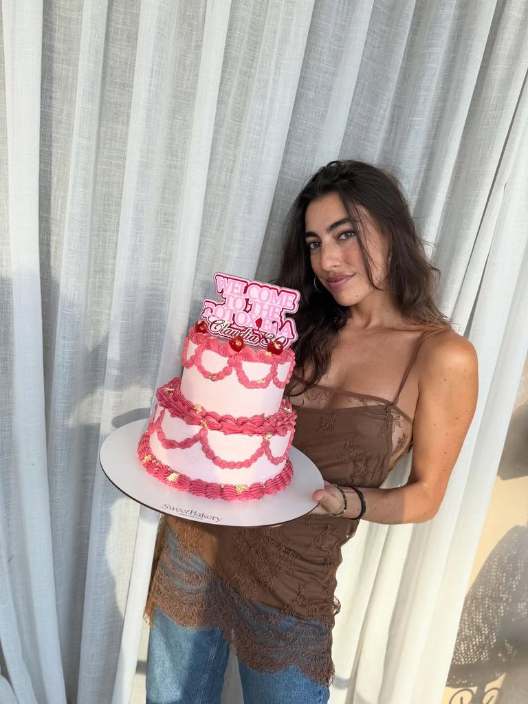 Claudia Ula cumple 30 años y lo celebra con una tarta de lo más original