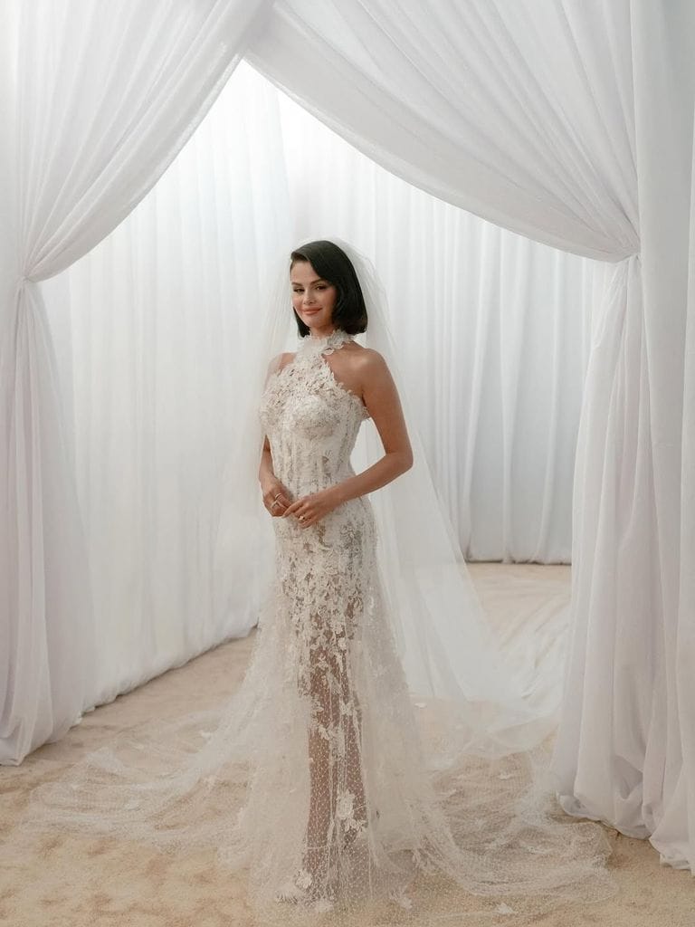 Algunos creen que fue con este delicado vestido con flores bordadas, que Selena Gomez caminó al altar.