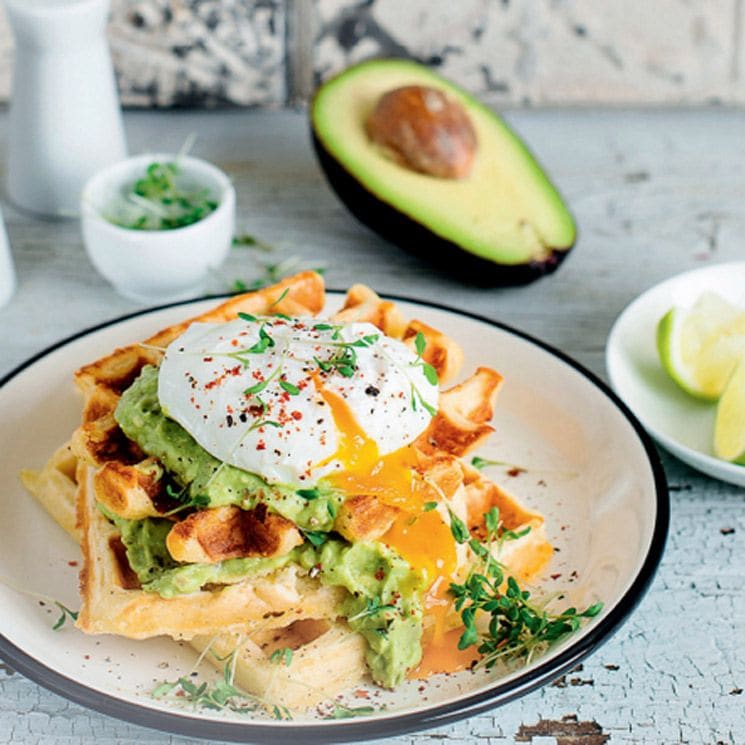 Gofres de queso y huevos poché