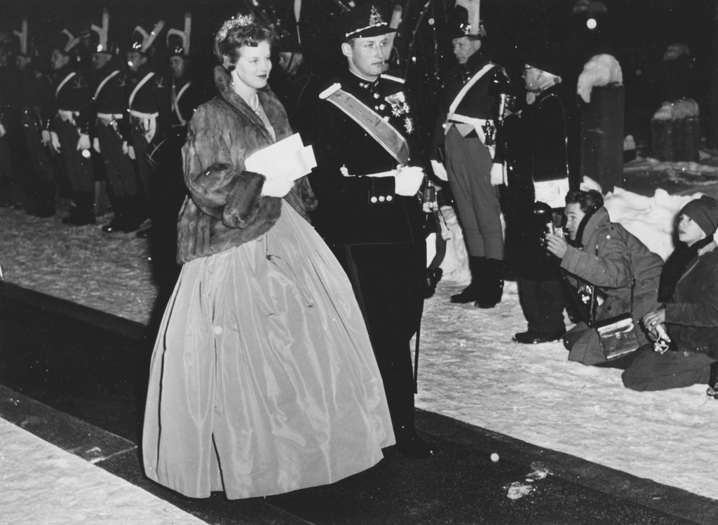 Margarita de Dinamarca y Harald de Noruega llegan juntos a la boda de la princesa Astrid, el 12 de junio de 1961, cuando ambos estaban solteros 