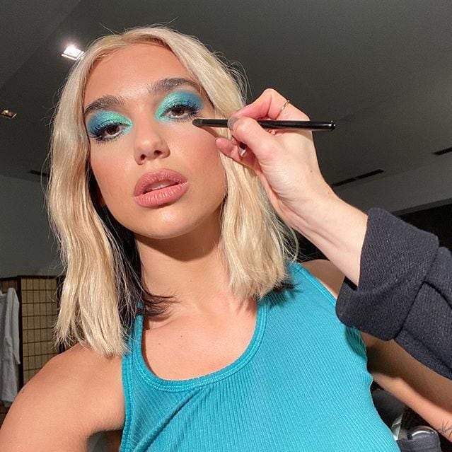 Dua lipa con maquillaje vibrante