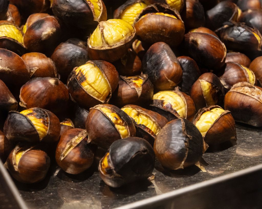 Castañas asadas en horno o en microondas, un snack delicioso y saludable. 
