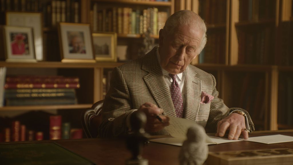 Carlos III se inspira en los clásicos infantiles para felicitar a Attenborough por su 100 cumpleaños