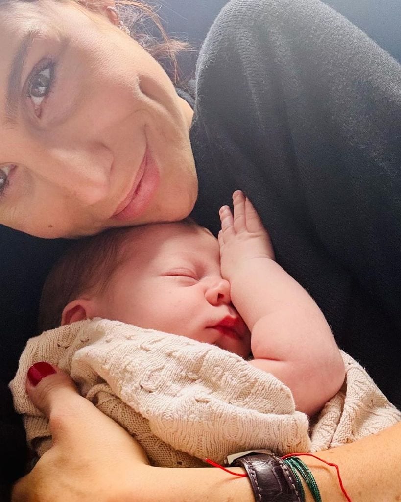Lucía Villalón con su bebé