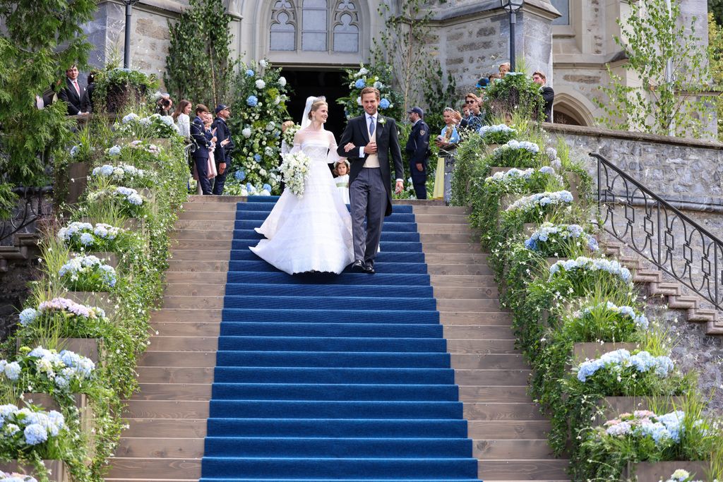 La escalinata de la catedral de San Florián estuvo decorada con flores azules y una gran alfombra a juego 