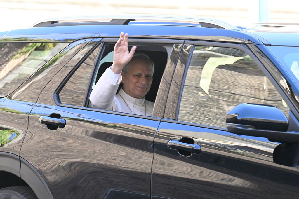 El Papa León XIV de camino al Hospital Universitario Gemelli de Roma.
