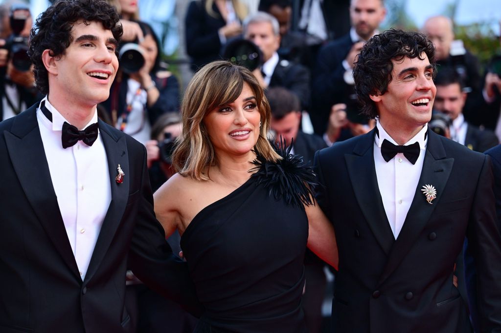 Los Javis junto a Penélope Cruz en Cannes.