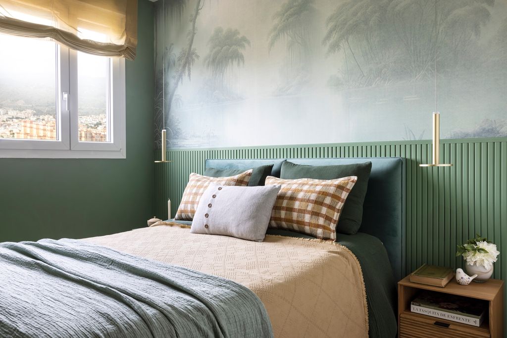 Dormitorio verde con papel pintado. 