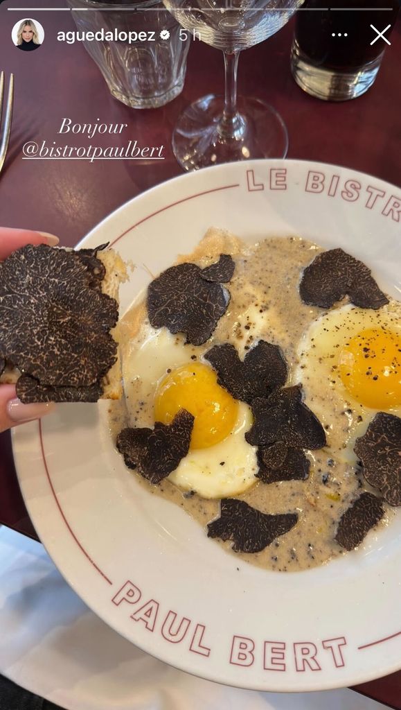 Este fue el festín que disfrutó Águeda López tras el éxito de su pasarela. 