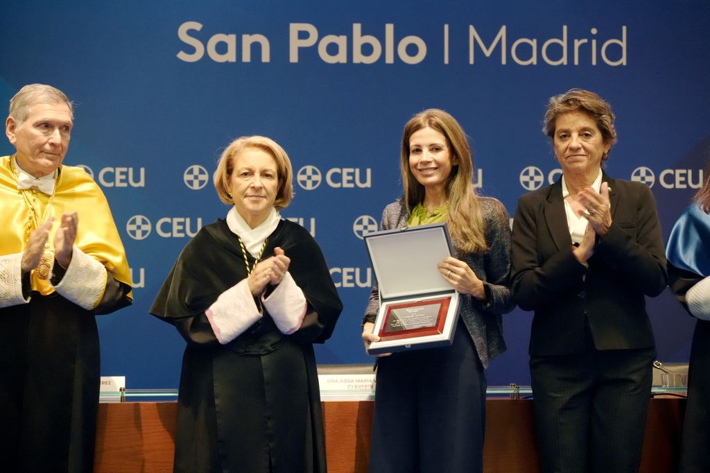 Cristina Hernández, directora de Intheos, recogiendo la placa
