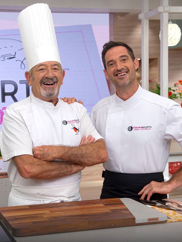 Joseba hizo su primera aparición televisiva junto a su padre en 1999 y desde 2017 participa de contínuo con él en el programa 'Cocina abierta'.