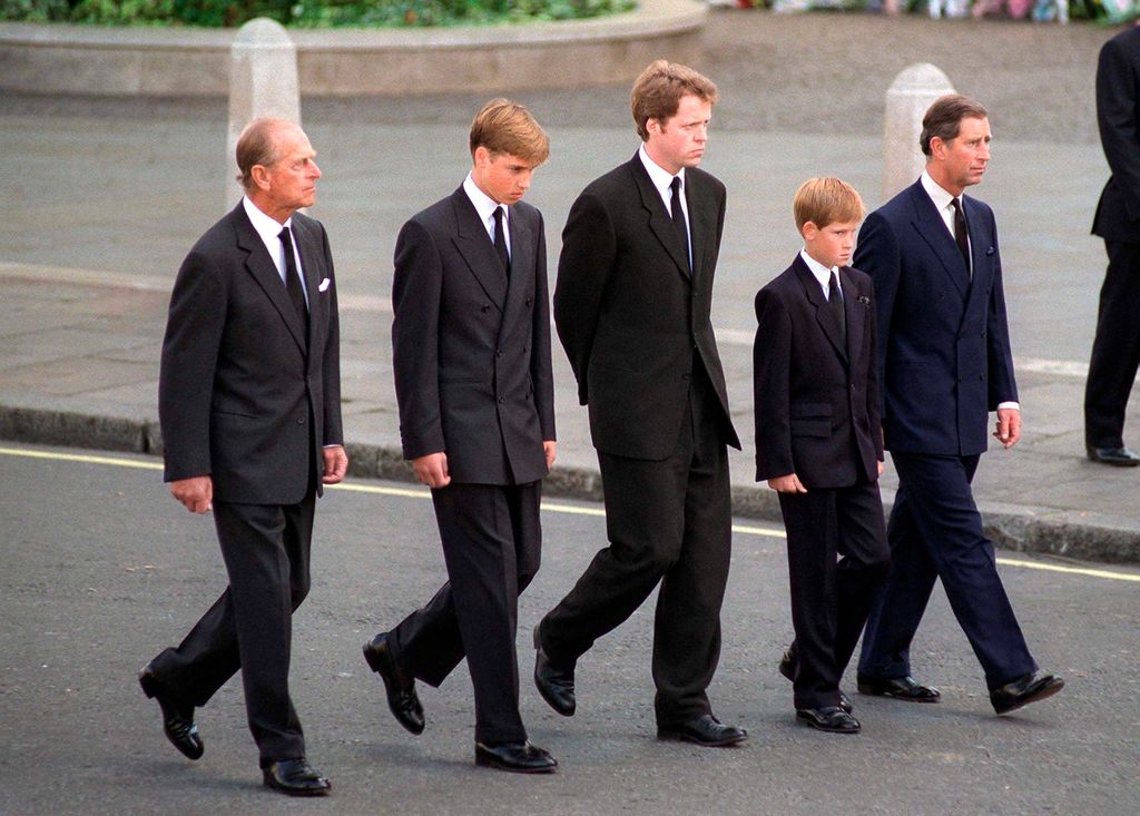 Charles Spencer acompañó a los príncipes Guillermo y Harry, al príncipe Felipe y al entonces príncipe Carlos tras el féretro de Diana durante su funeral en Londres en septiembre de 1997
