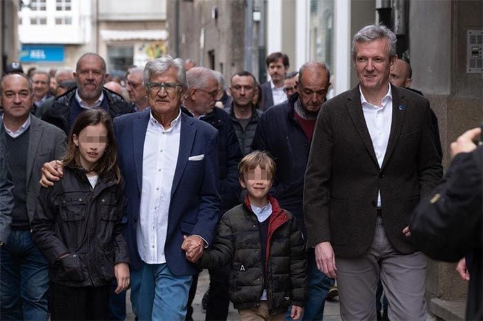 Pepe Domingo Castaño con sus nietos