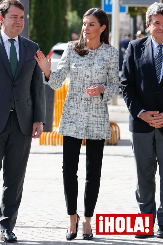 La reina Letizia estrena una chaqueta de tweed de Massimo Dutti