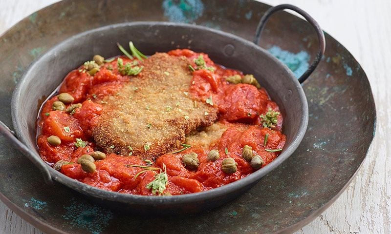 Escalopes de ternera con salsa de tomate, alcaparras y orégano
