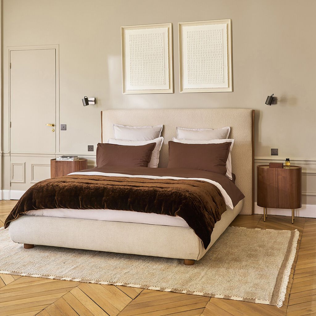 Dormitorio con suelo de madera